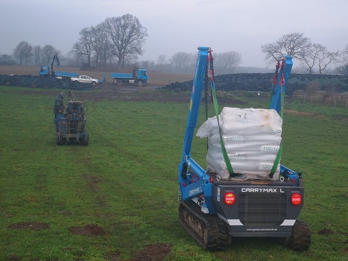 Raupentransporter und Bohrgeraet auf Raupenfahrwerk